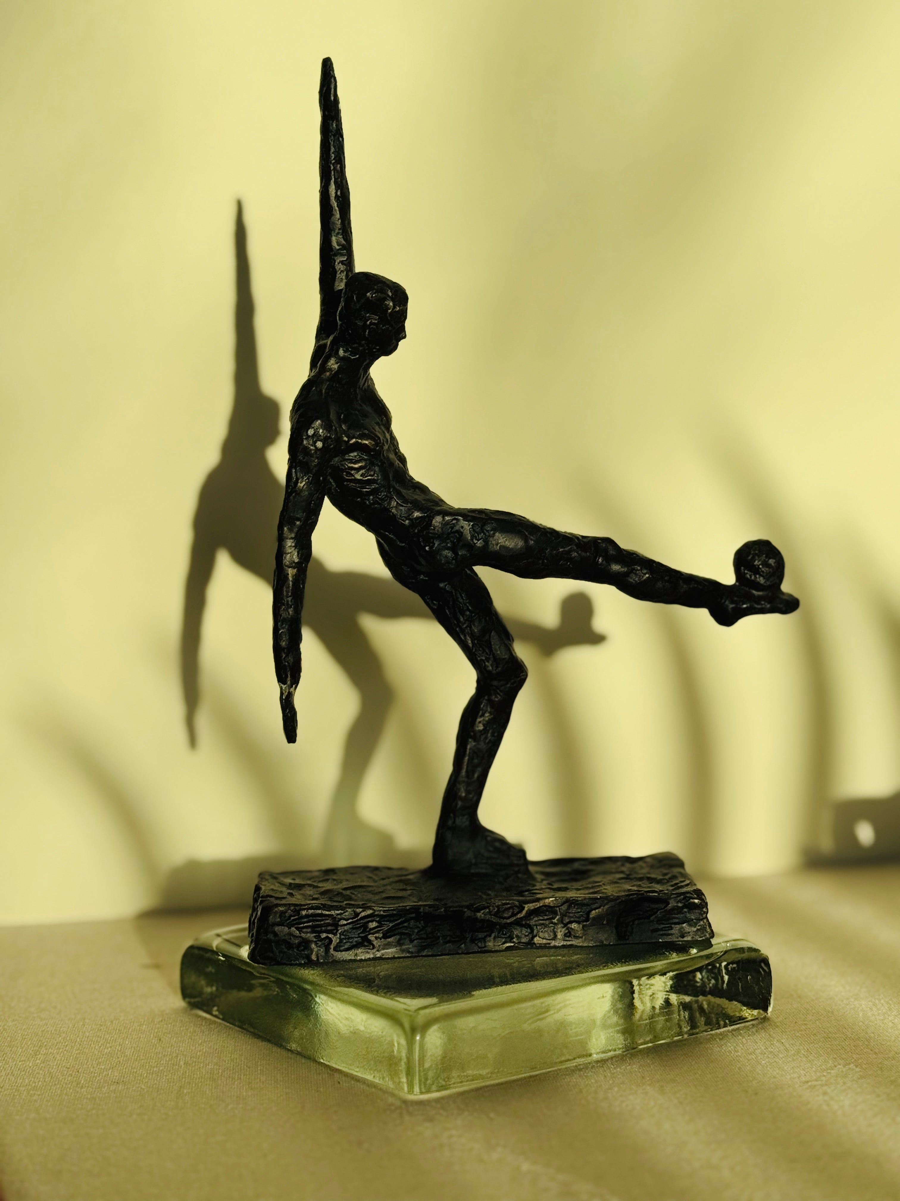 Abstract Bronze Soccer Player Sculpture – Modernist Athlete