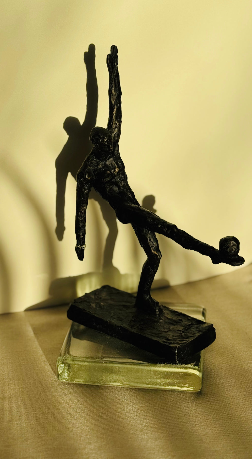Abstract Bronze Soccer Player Sculpture – Modernist Athlete