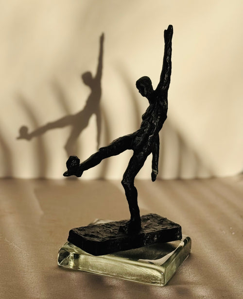 Abstract Bronze Soccer Player Sculpture – Modernist Athlete
