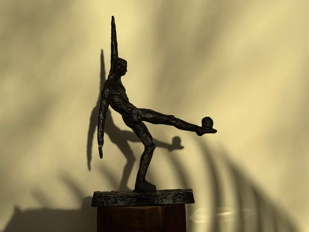 Abstract Bronze Soccer Player Sculpture – Modernist Athlete
