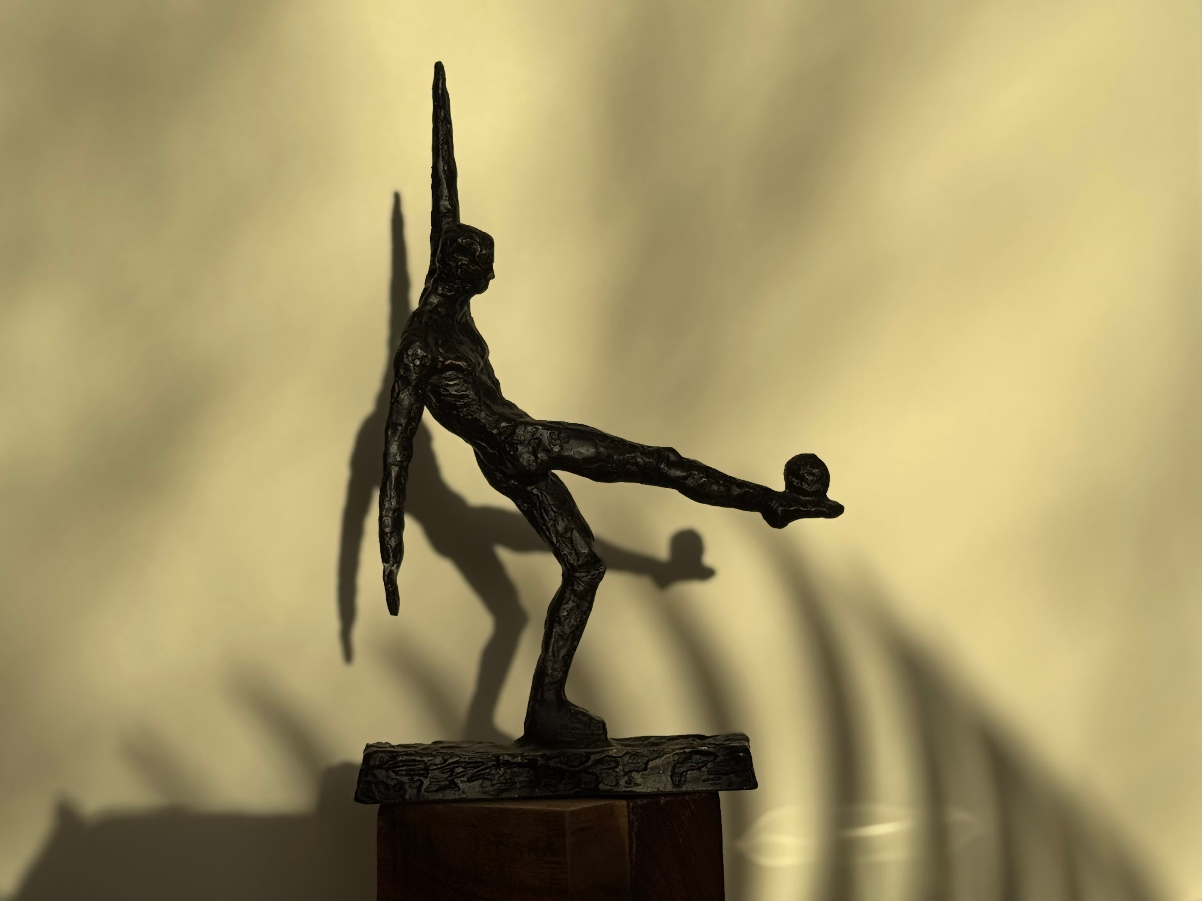 Abstract Bronze Soccer Player Sculpture – Modernist Athlete